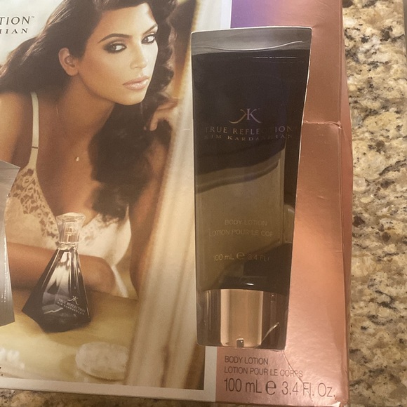 KIM KARDASHIAN TRUE REFLECTION FRAGRANCE SET - Picture 3 of 4